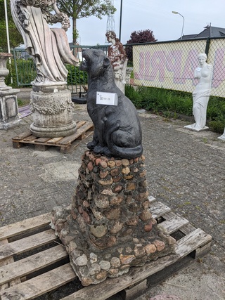 Zwarte tijger op sokkel