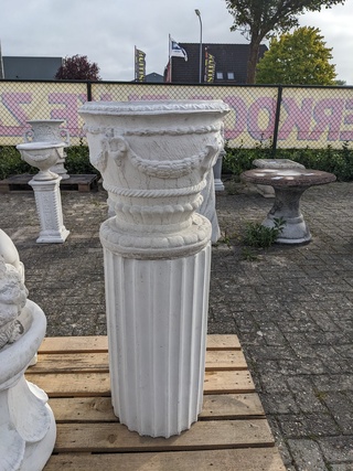 Bloembak op sokkel