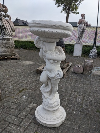 Tuinbeeld vrouw met bloembak