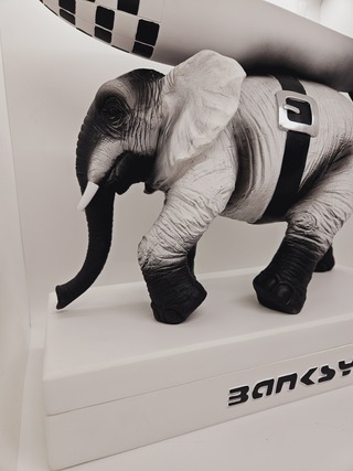 Banksy fanart sculptuur – Banksy ‘Elephant War’