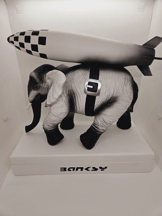Banksy fanart sculptuur – Banksy ‘Elephant War’