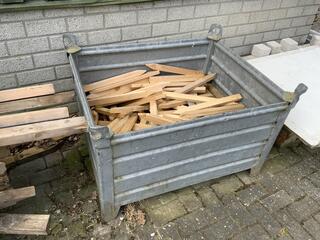 Stapelbak en rek piketpaaltjes