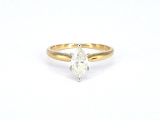 Gouden solitaire ring met een marquise geslepen diamant in witte zetti