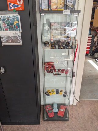 Vitrinekast met miniaturen