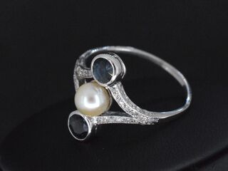 Platina art deco ring met diamanten, saffieren en een parel – orginele