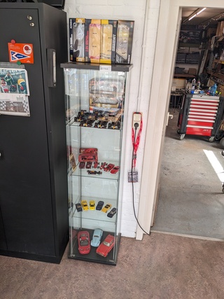 Vitrinekast met miniaturen