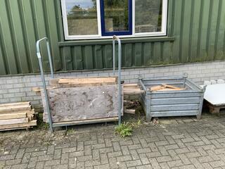 Stapelbak en rek piketpaaltjes