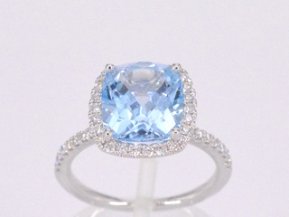 Witgouden entourage ring met kussenvormig geslepen topaas