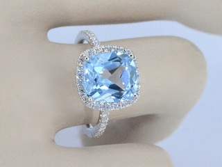 Witgouden entourage ring met kussenvormig geslepen topaas