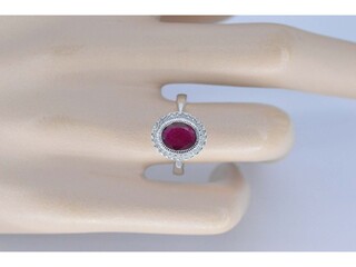Witgouden entourage ring met diamanten en robijn