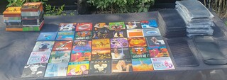 Partij diverse tabletaccesoires, beschermhoezen, dvd’s en cd’s