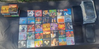 Partij diverse tabletaccesoires, beschermhoezen, dvd’s en cd’s