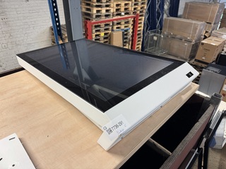 Wall Kiosk Eminent 32″ met portrait touchscreen Prestop, PT-KIOSK-EM32