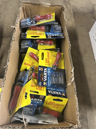 Ca. 150x Verpakking Varta batterijen met led lamp