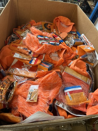 Pallet oranje artikelen
