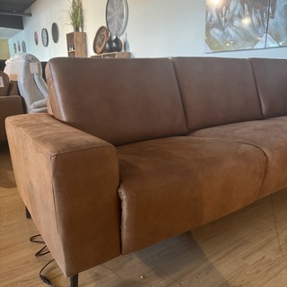 Hoekbank met open eiland – cognac microvezelstof – zwarte poten
