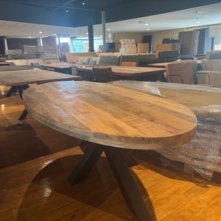 Eettafel – ovaal – zwart metalen spinpoot