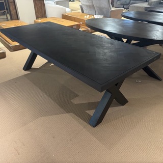 Eettafel – Bruuts – zwart hardhout – zwart metalen X-poot