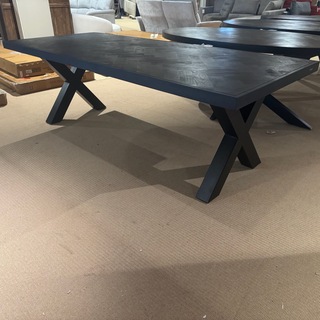 Eettafel – Bruuts – zwart hardhout – zwart metalen X-poot
