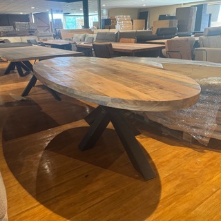 Eettafel – ovaal – zwart metalen spinpoot