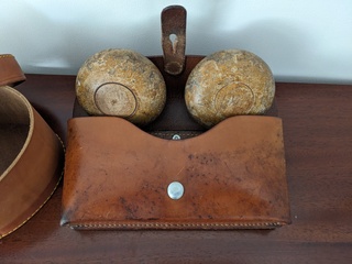 Houten gereedschap in leren tas