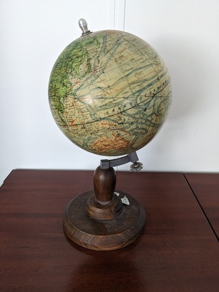 Wereldbol op houten standaard
