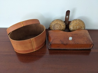 Houten gereedschap in leren tas