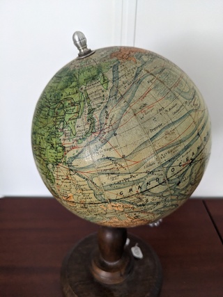 Wereldbol op houten standaard