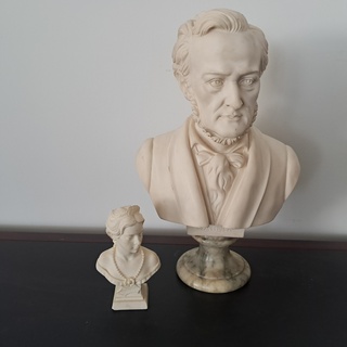 2x Buste op sokkel
