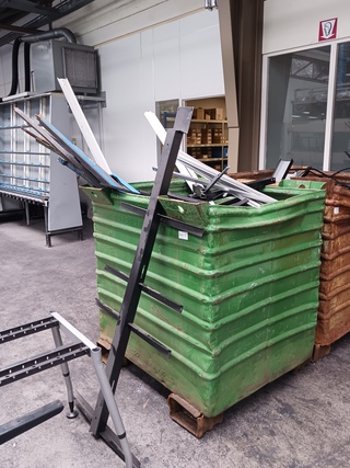 2x Transportkist met reststukken metaal en aluminium