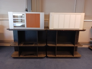 2x Demo opstelling met houten onderstel, verrijdbaar