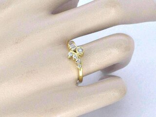 Gouden slagring met natuurlijke briljant en baguette geslepen diamante