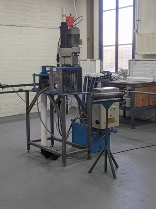Boor-en stans/ponsinrichting o.a. Weber/Drill Matic