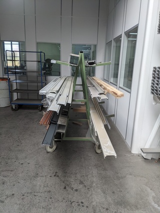 Langmateriaalwagen met inhoud