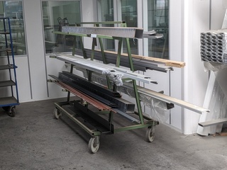 Langmateriaalwagen met inhoud