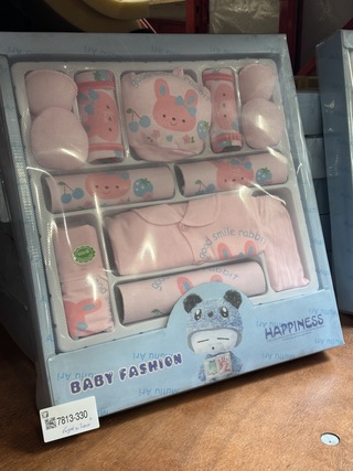 Ca. 13x 16-delige baby kleertjes geschenkset