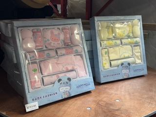 Ca. 13x 16-delige baby kleertjes geschenkset
