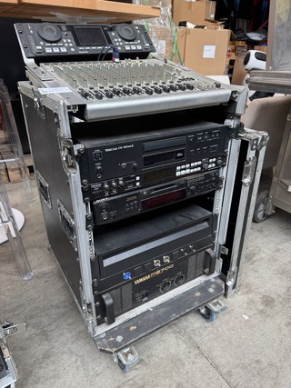 Complete muziekinstallatie met flightcase Behringer, Tascam, Denon, So