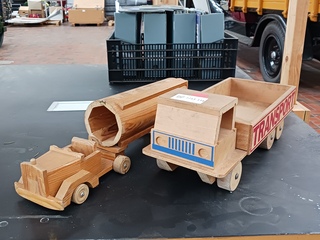 2x Houten vrachtauto