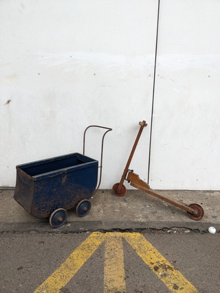 Antiek poppenwagen met step
