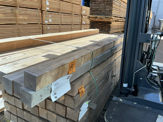 Ca. 14x Douglas balken fijnbezaagd, 100x100mm, lengte 300cm
