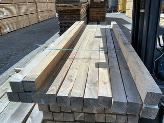 Ca. 14x Douglas balken fijnbezaagd, 100x100mm, lengte 300cm
