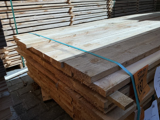 Ca. 34x Douglas planken fijnbezaagd, 22x150mm, lengte 500cm
