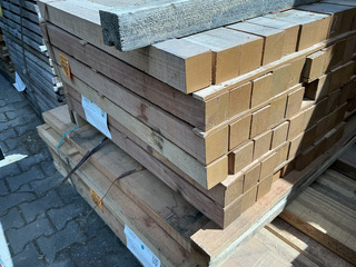 Ca. 78x Guyana Teak hardhouten palen fijnbezaagd , 70x70mm, lengte 100