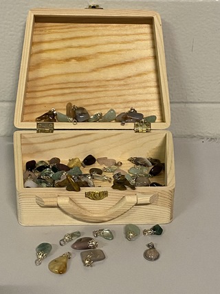 Ca. 100x Hangertjes gemengd