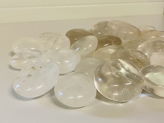 Ca. 33x Bergkristal handsteen