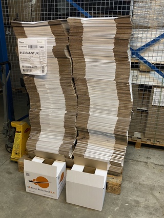 Ca. 540x verzenddozen, wit, 34x23x27cm