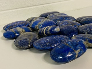 Ca. 17x Lapis Lazuli handstenen, Blauw/Goud