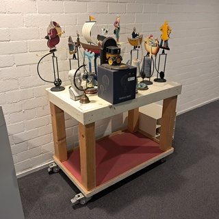 Decoratie op/inclusief mobiele magazijntafel Authentic Models