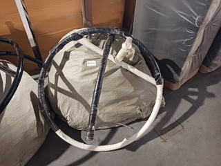 Eistoel Swingchair RODE KUSSENS/WIT FRAME, 2025